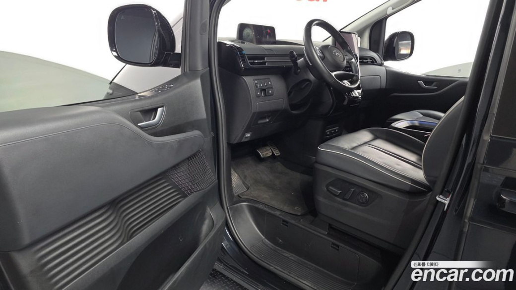 Hyundai Staria 4WD Lounge 7-Seater, 2022