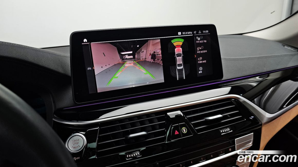 BMW 5-Series 520i Luxury, 2022