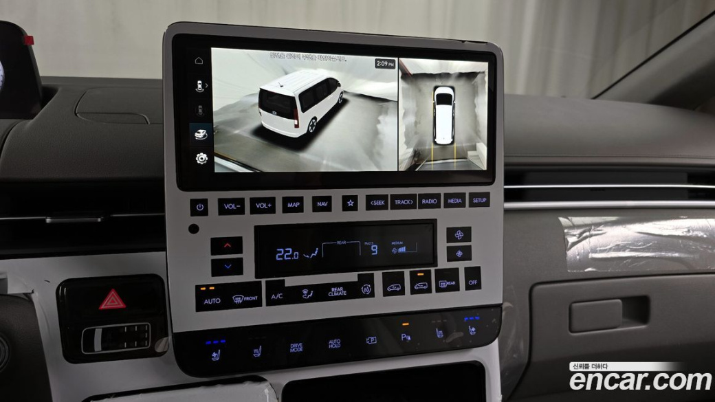 Hyundai Staria 4WD Lounge 9-Seater, 2025