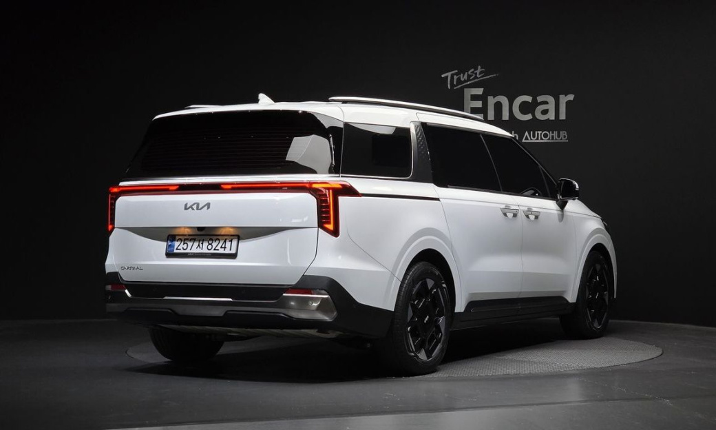 Kia Carnival 7-Seater Outdoor, 2025