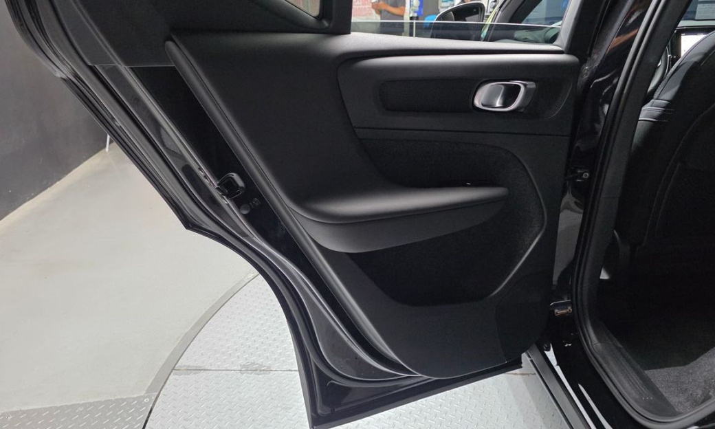 Volvo XC40 B4 Black Edition, 2025