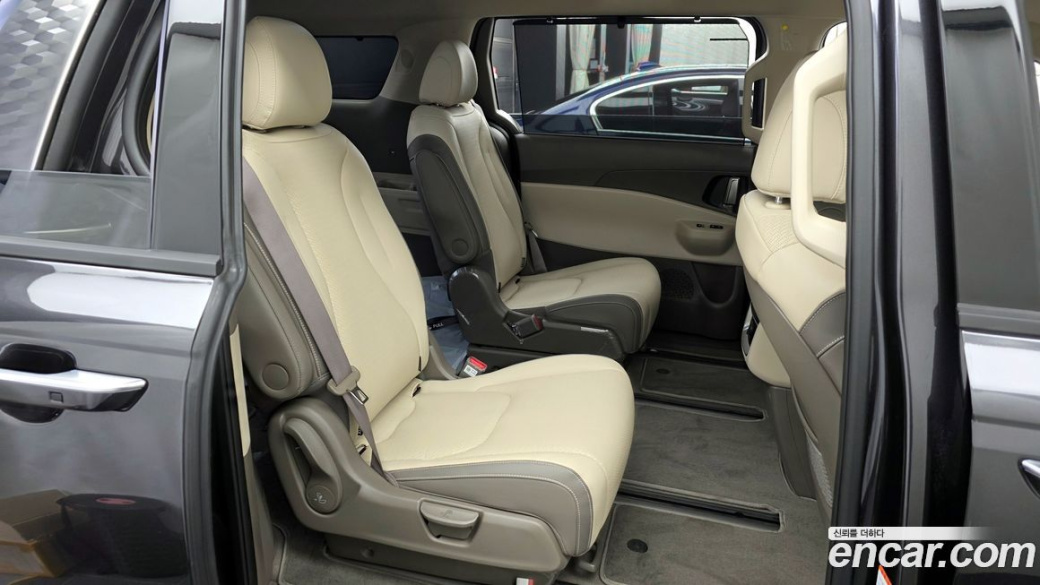 Kia Carnival 7-Seater Outdoor, 2025