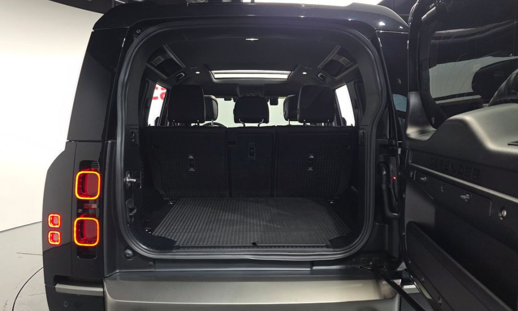 Land Rover Defender 110 P300 X-Dynamic SE, 2024