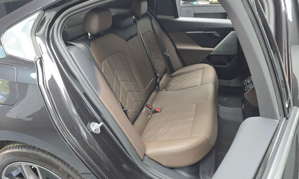 BMW 5-Series 520i, 2025
