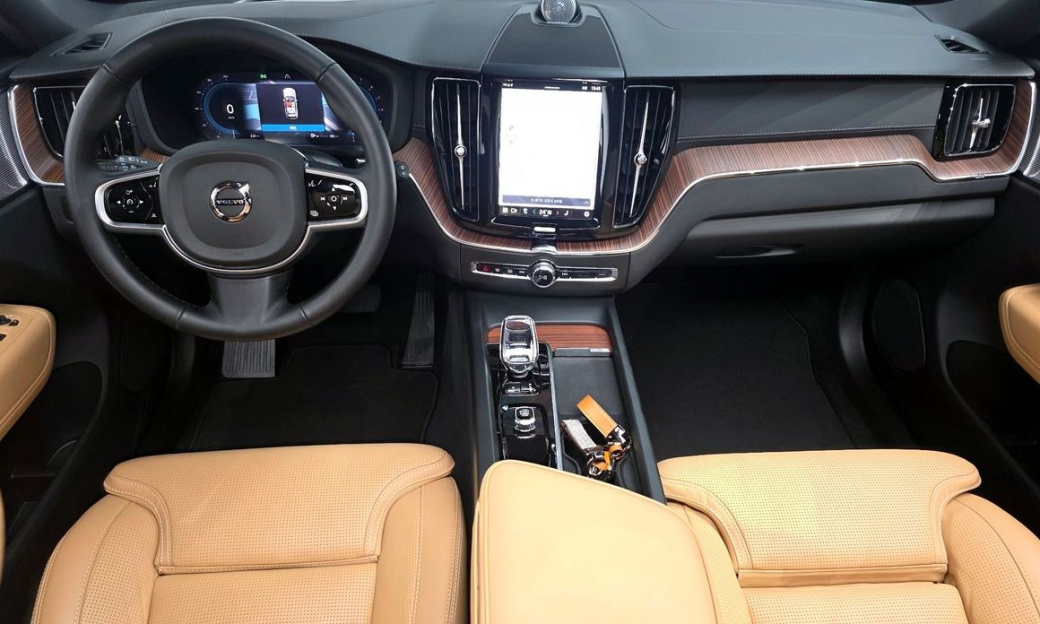 Volvo XC60 B5 Ultra Bright, 2025