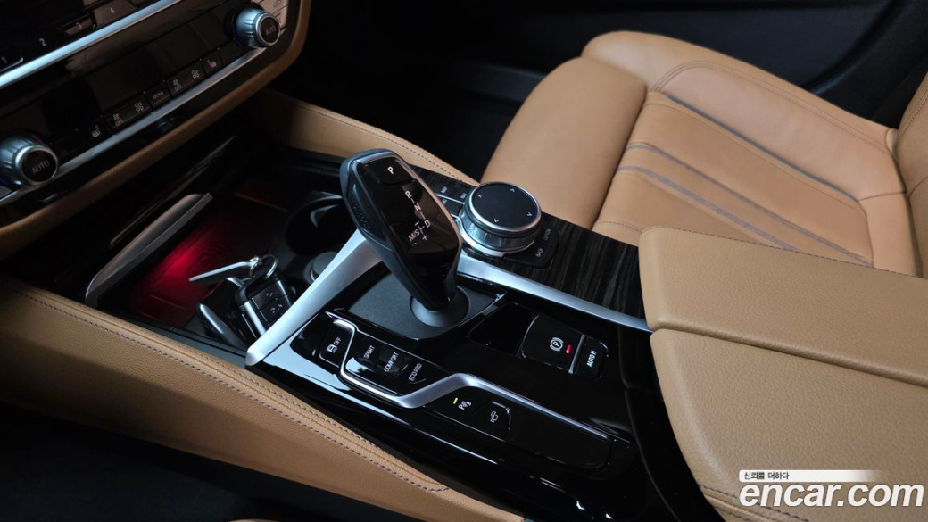 BMW 5-Series 520i Luxury, 2023
