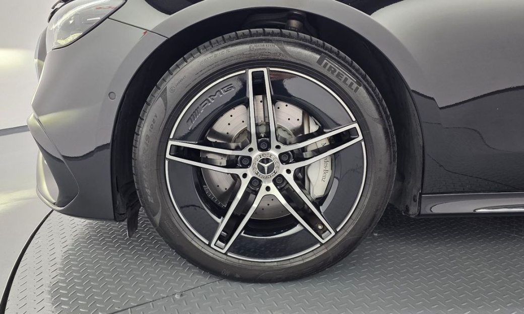 Mercedes-Benz E-Class E300 4MATIC AMG Line, 2025