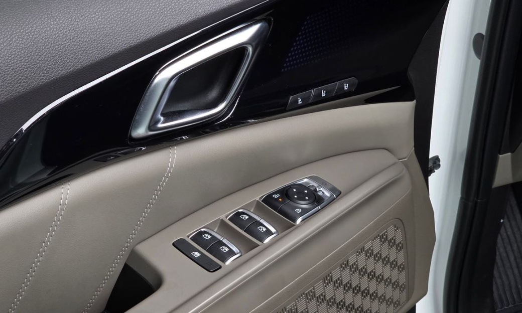 Kia Carnival 9-Seater Signature, 2025