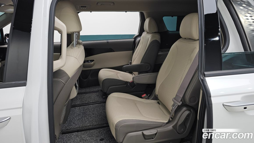Kia Carnival 7-Seater Outdoor, 2023