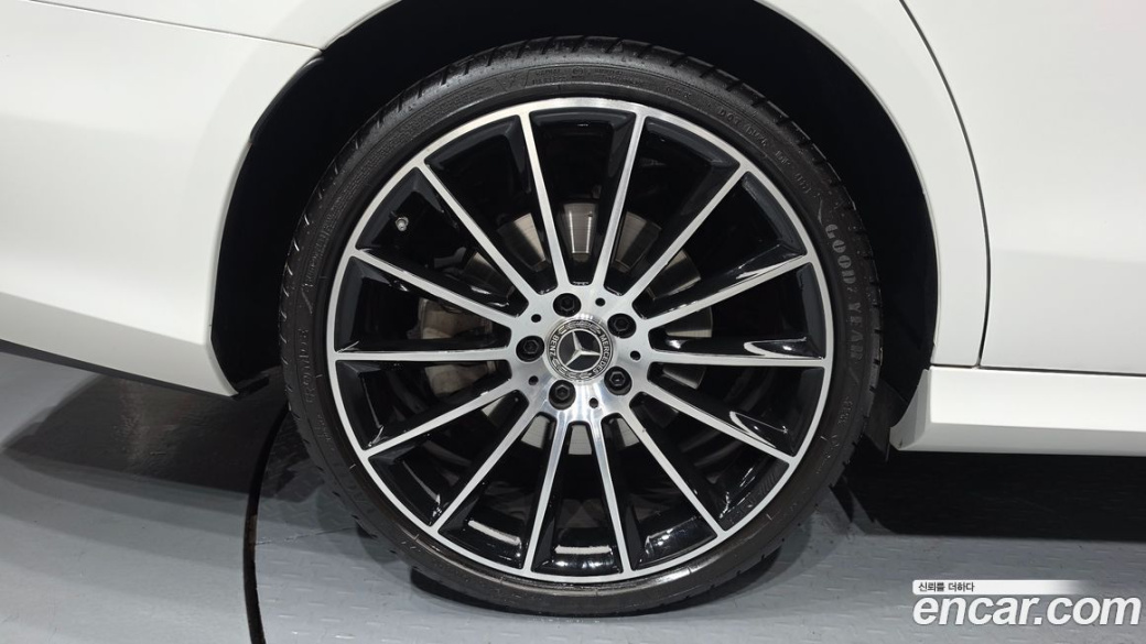 Mercedes-Benz E-Class E350 4MATIC AMG Line, 2023