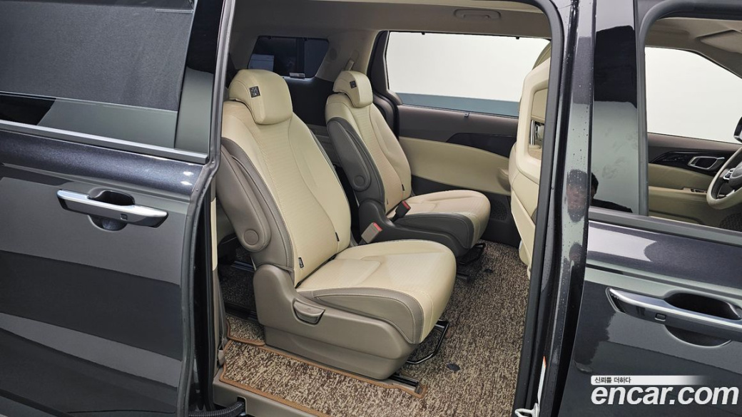 Kia Carnival 9-Seater Gravity, 2024