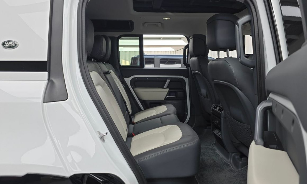 Land Rover Defender 110 P300 X-Dynamic SE, 2024