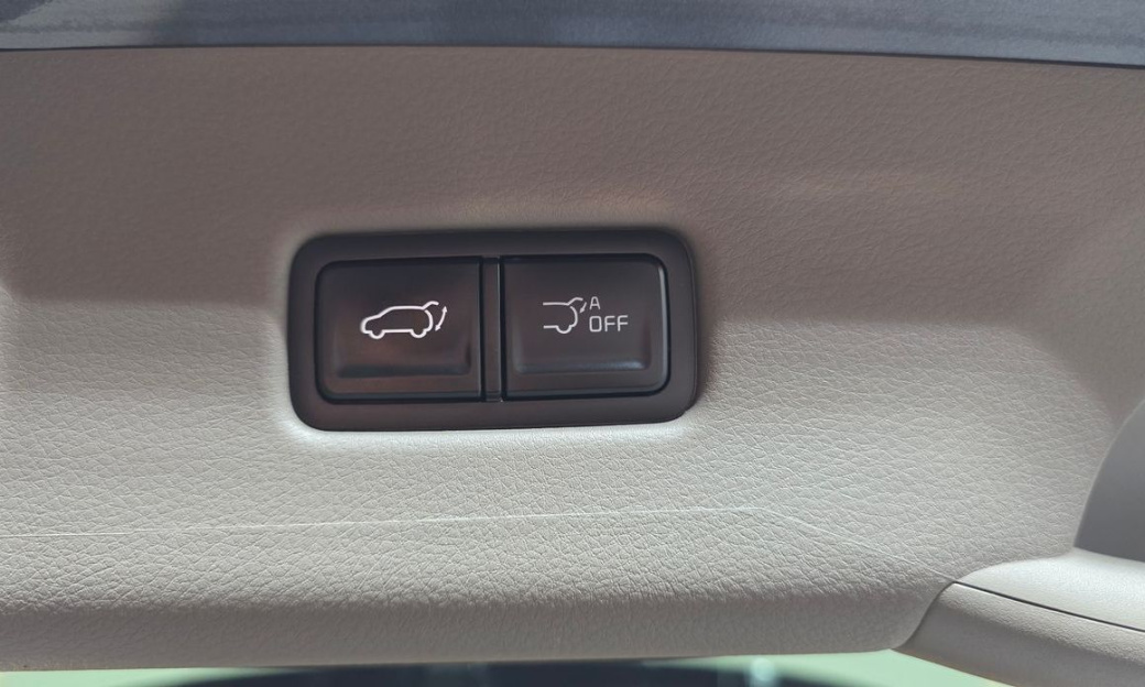 Kia Carnival 7-Seater Signature, 2024