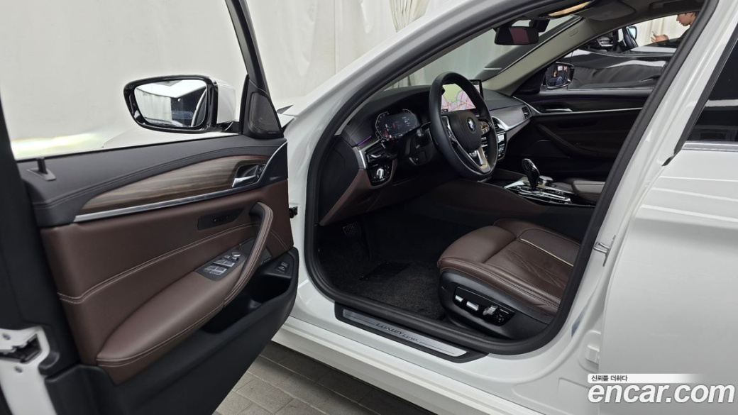 BMW 5-Series 530i Luxury, 2023