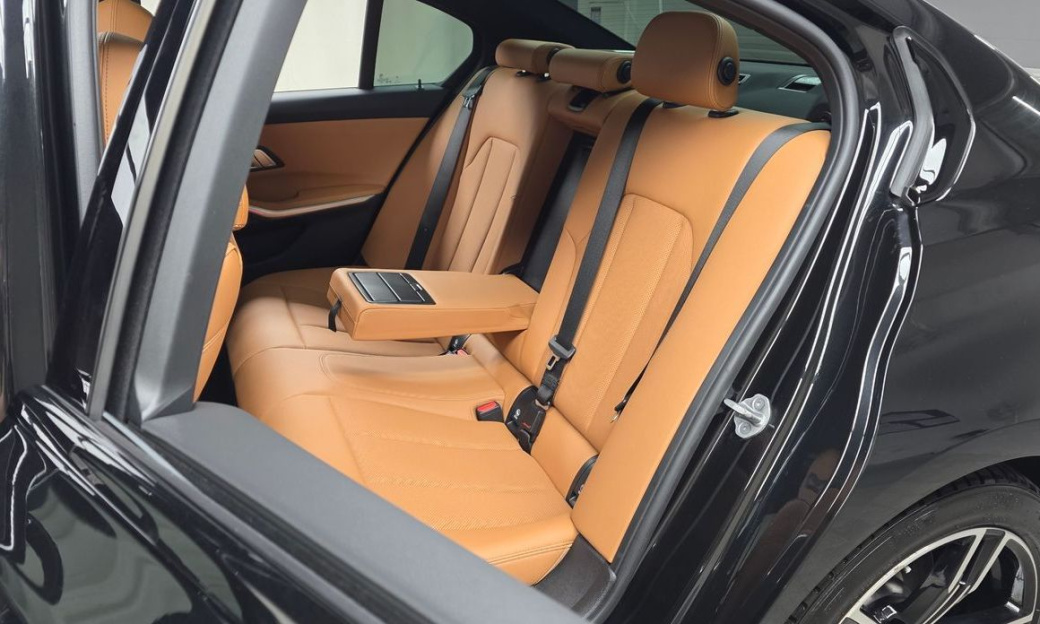 BMW 3-Series 320i M Sport, 2025