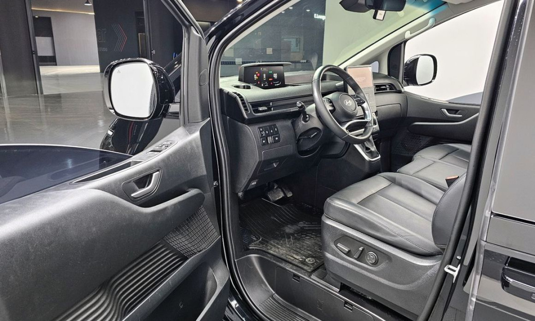 Hyundai Staria 4WD Tourer 9-Seater, 2025