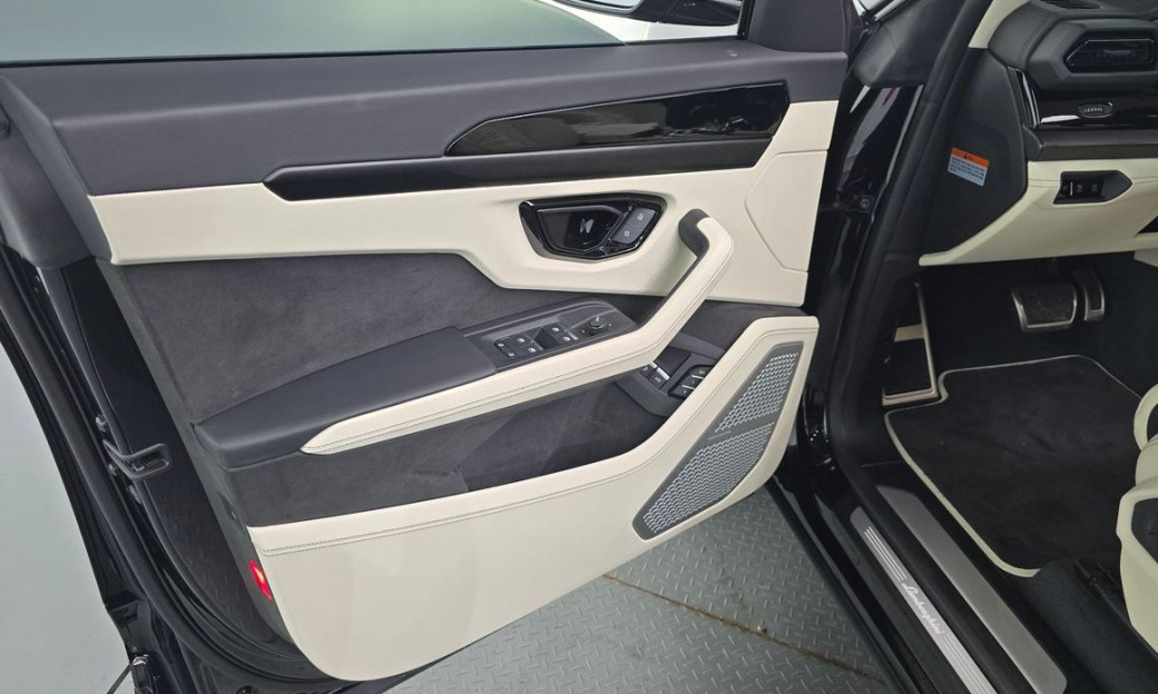 Lamborghini Urus 4.0 V8 SE, 2025