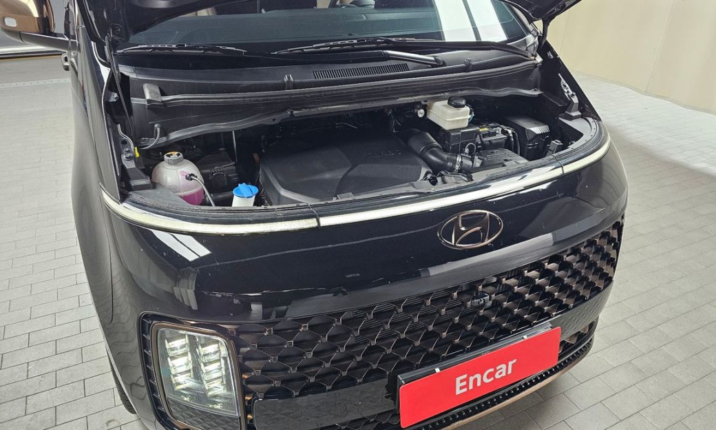 Hyundai Staria 4WD Lounge 7-Seater, 2024