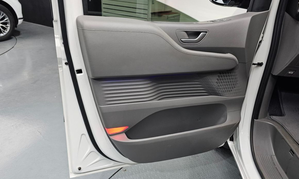 Hyundai Staria Lounge 9-Seater, 2022