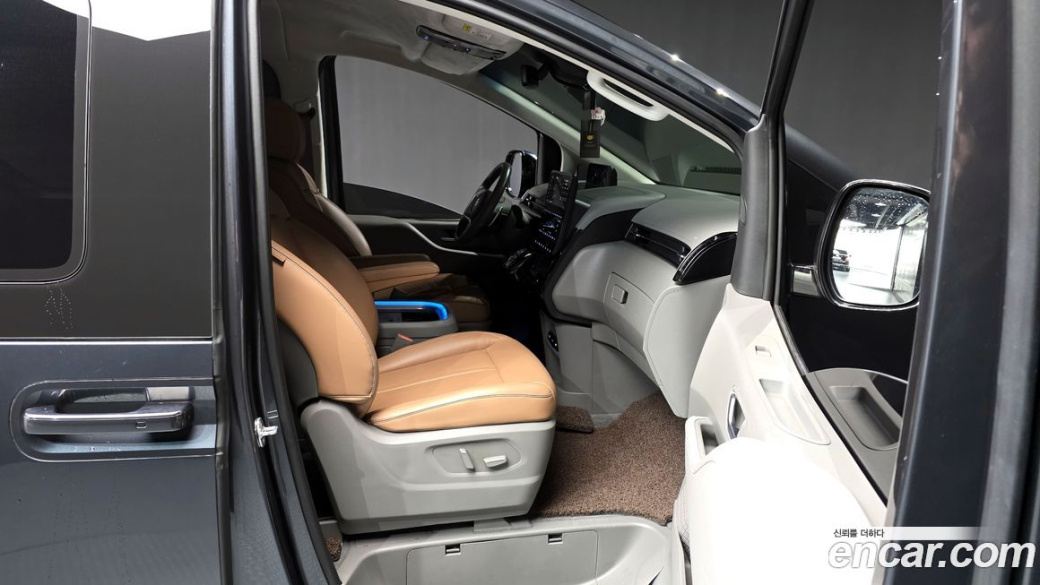 Hyundai Staria Lounge 9-Seater, 2023