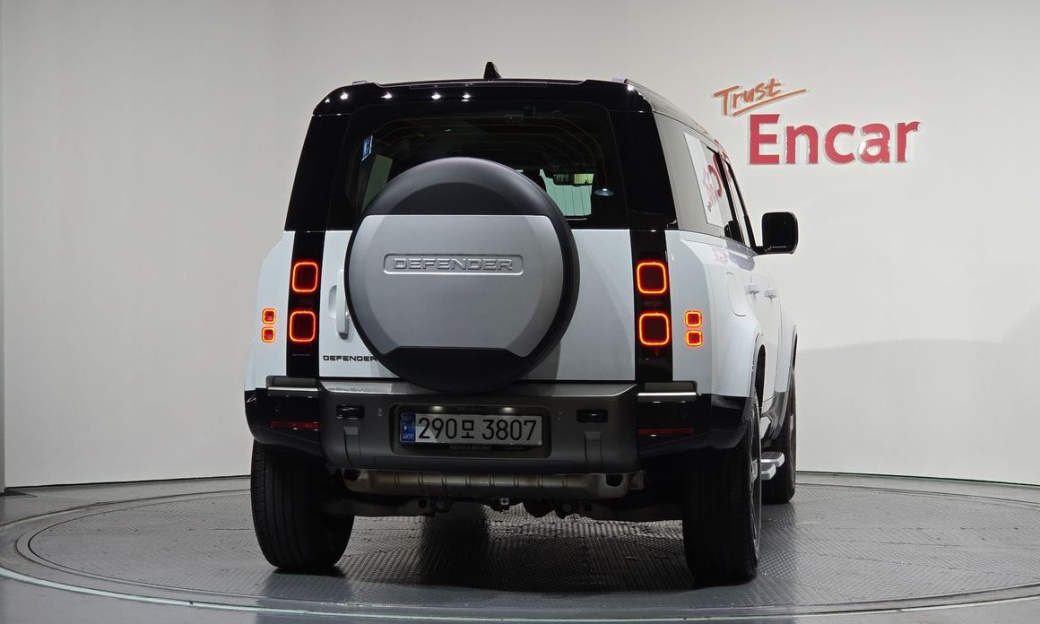 Land Rover Defender 110 P300 X-Dynamic SE, 2024
