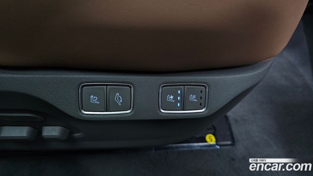 Hyundai Staria 4WD Lounge 7-Seater, 2025