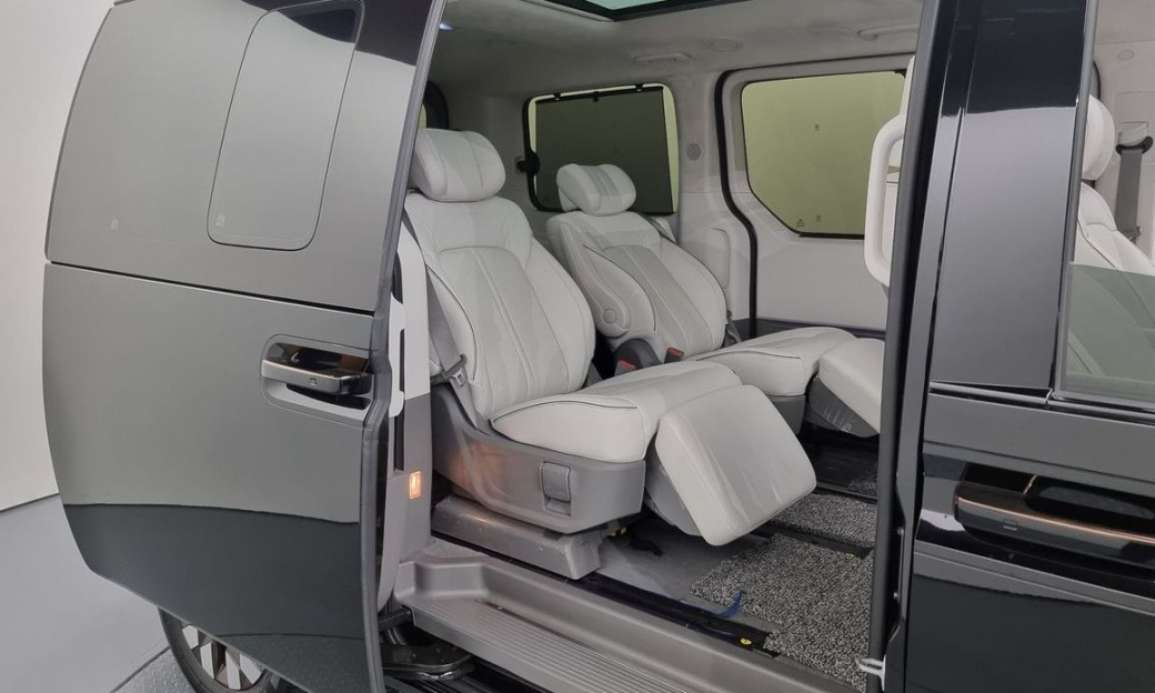 Hyundai Staria 4WD Lounge 7-Seater, 2024