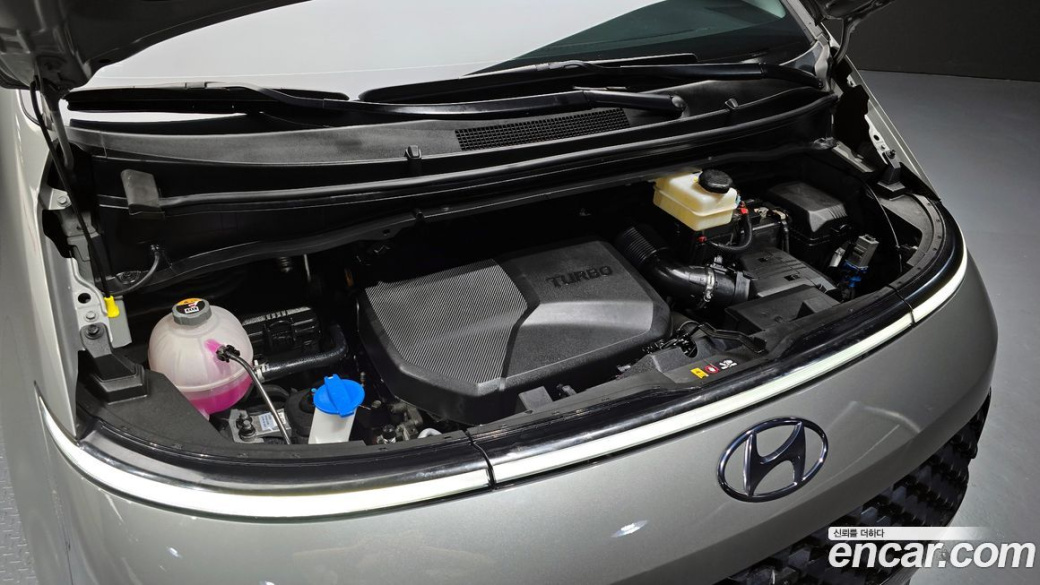 Hyundai Staria 4WD Lounge 7-Seater, 2023