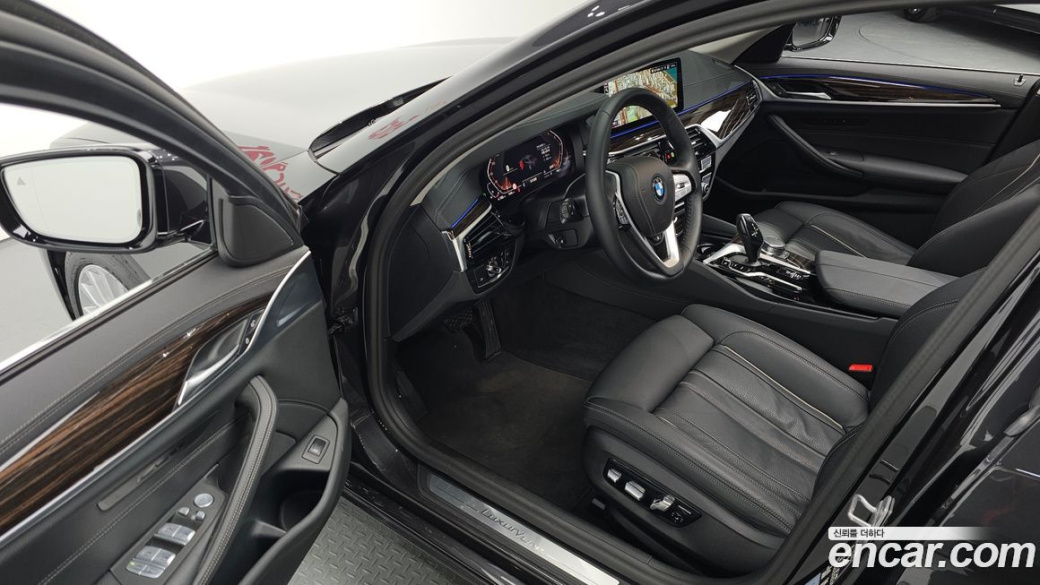 BMW 5-Series 520i Luxury, 2023