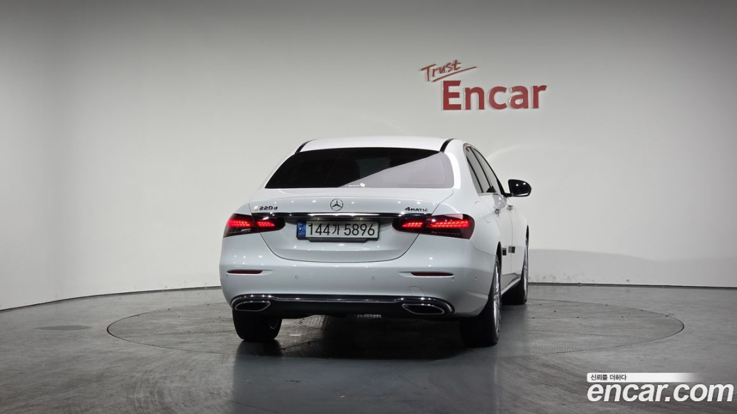 Mercedes-Benz E-Class E220d 4MATIC Exclusive, 2022