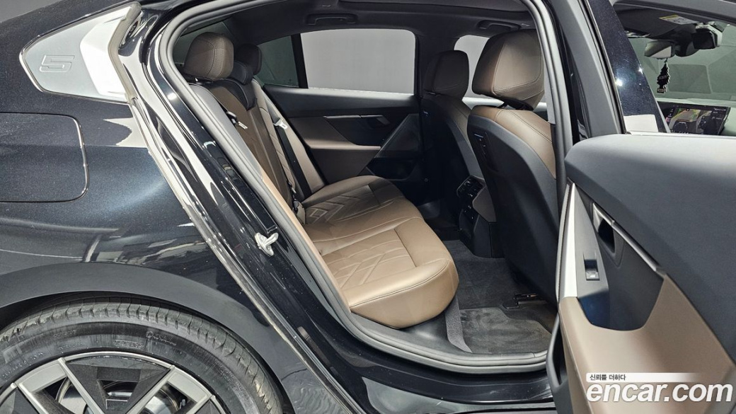BMW 5-Series 523d, 2024