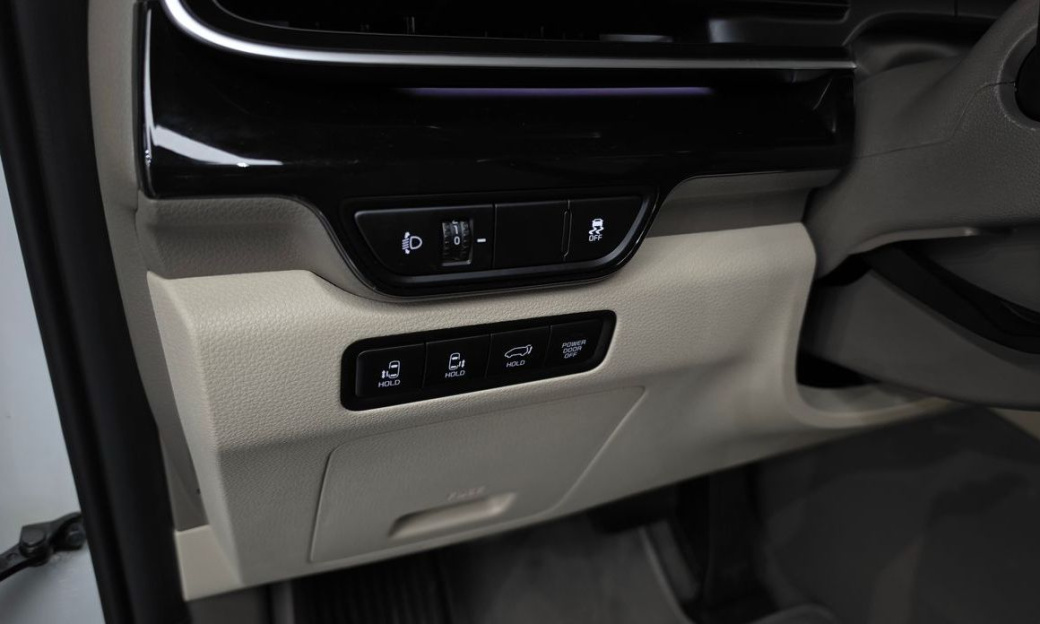Kia Carnival 7-Seater Signature, 2024