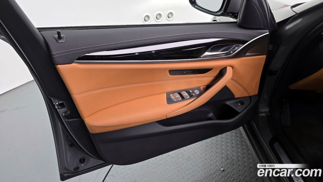BMW 5-Series 520i Luxury, 2022