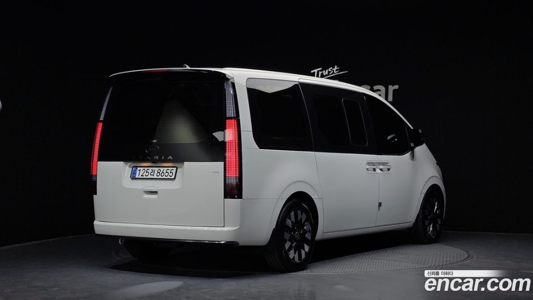 Hyundai Staria 4WD Lounge 9-Seater, 2025