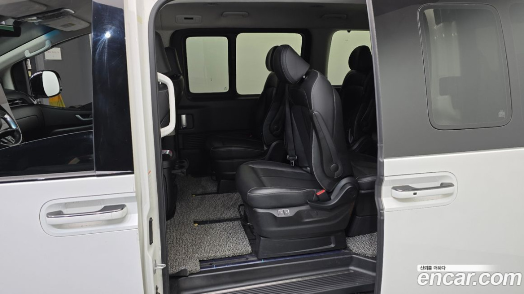 Hyundai Staria 4WD Lounge 9-Seater, 2022