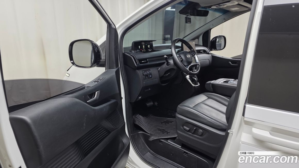 Hyundai Staria Tourer 11-Seater, 2025
