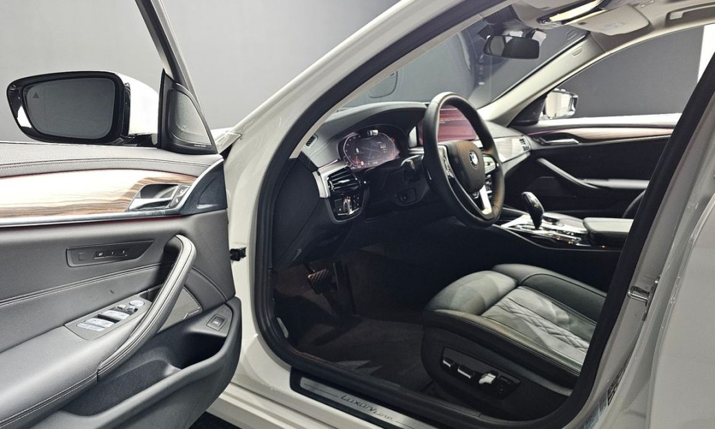 BMW 5-Series 530i xDrive Luxury, 2023