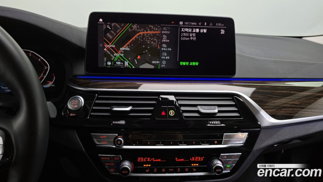 BMW 5-Series 520i Luxury, 2022