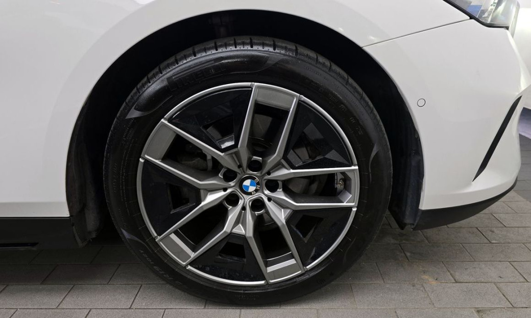 BMW 5-Series 520i, 2024