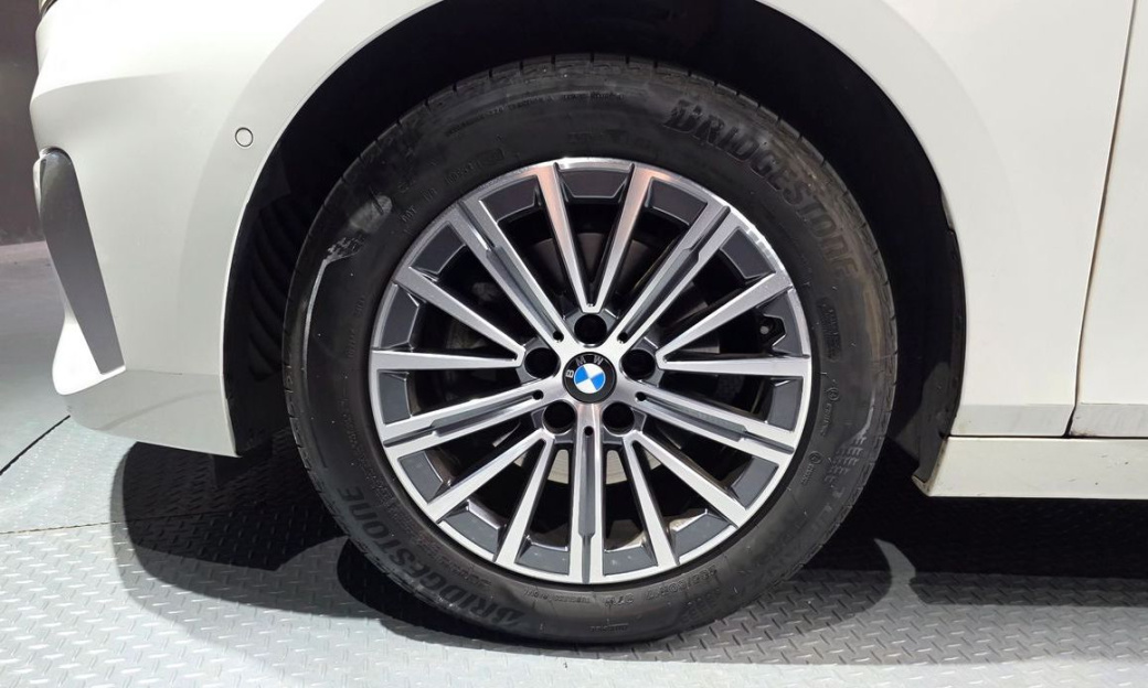 BMW 2-Series 220i Luxury, 2024