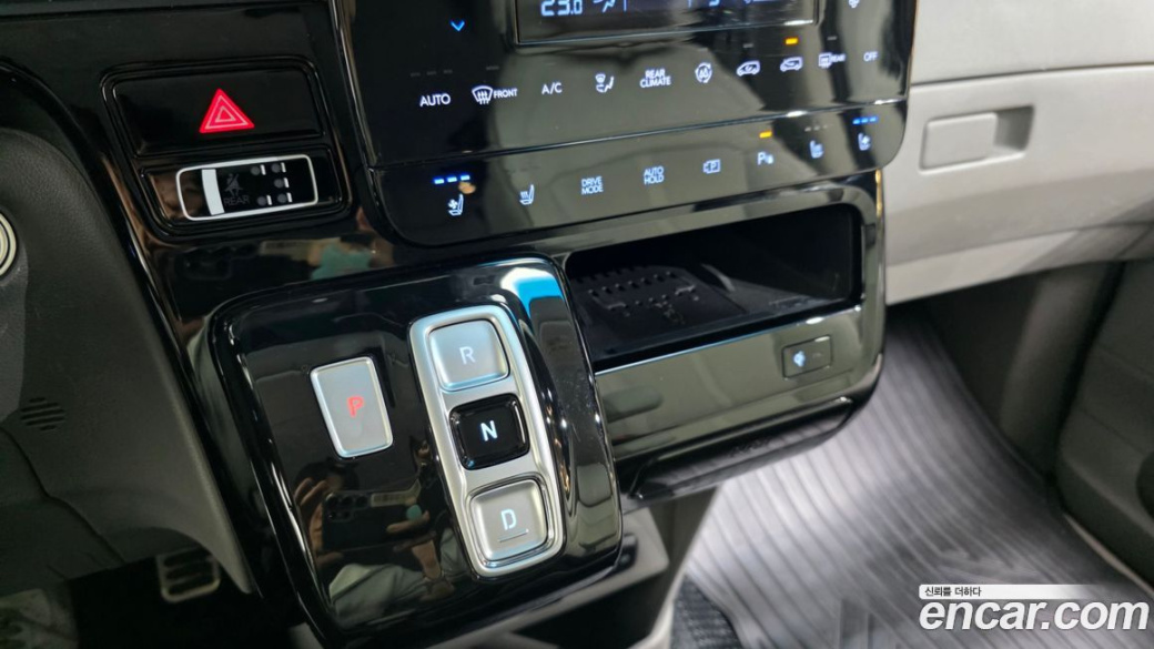 Hyundai Staria 4WD Lounge 7-Seater, 2023