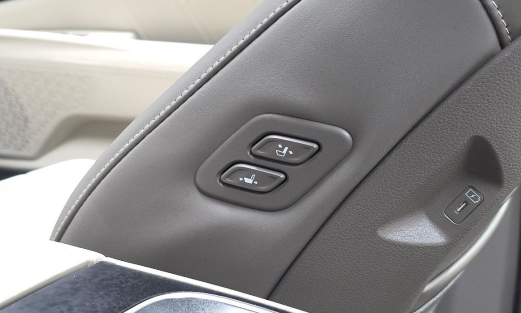 Kia Carnival 9-Seater Signature, 2024