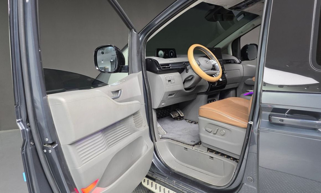 Hyundai Staria Lounge 9-Seater, 2023