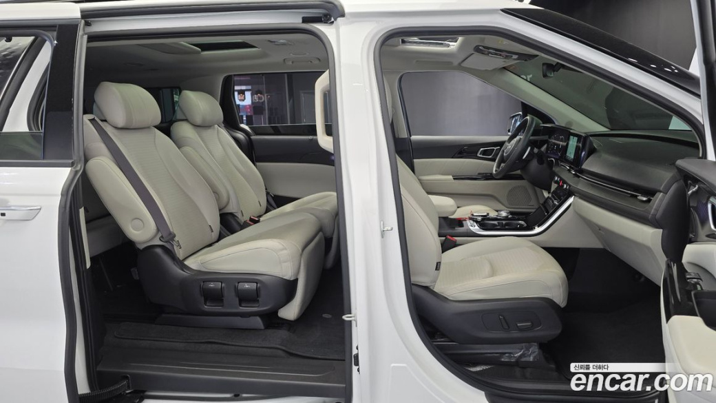 Kia Carnival 7-Seater Signature, 2023