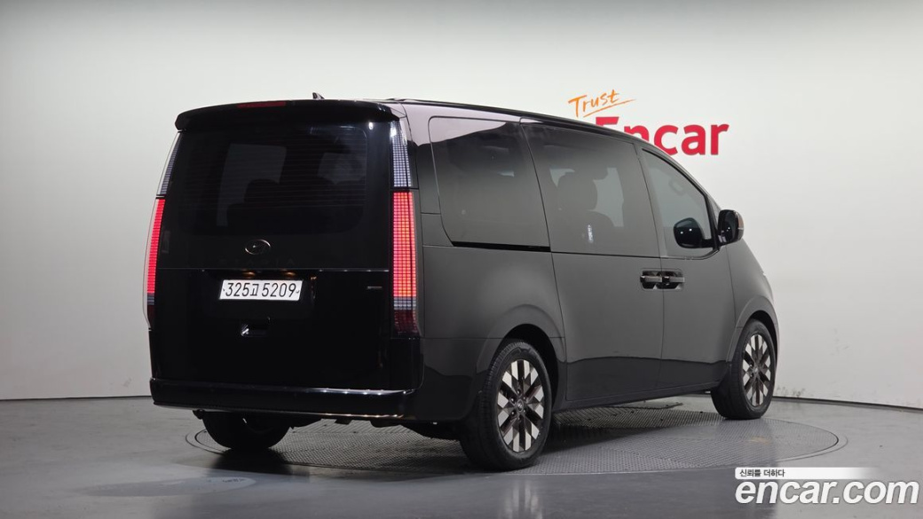 Hyundai Staria 4WD Lounge 7-Seater, 2023