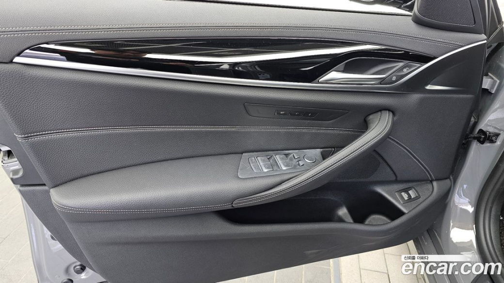 BMW 5-Series 520i Luxury, 2022