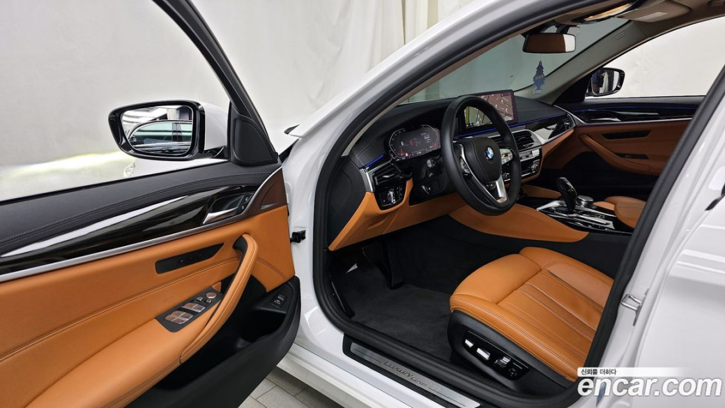 BMW 5-Series 520i Luxury, 2023
