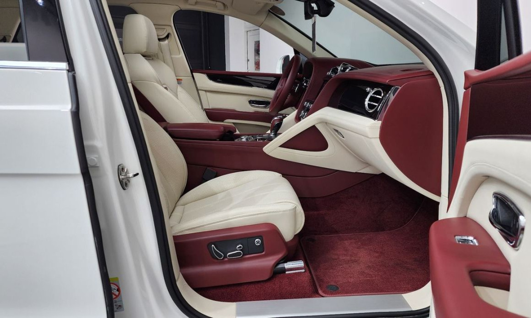 Bentley Bentayga 4.0 V8 Base, 2024