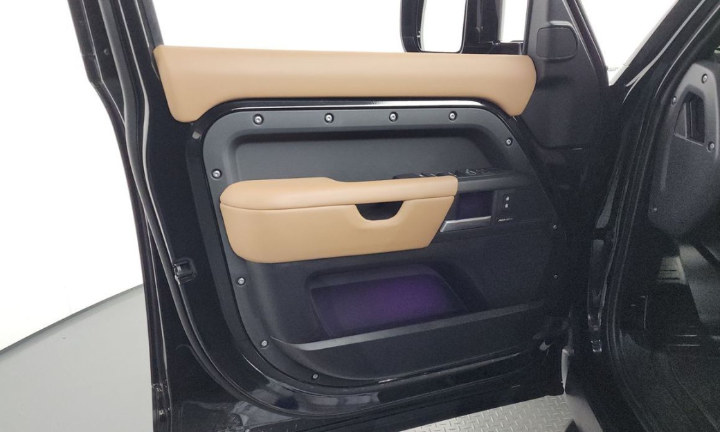 Land Rover Defender 110 D300 X-Dynamic HSE, 2025