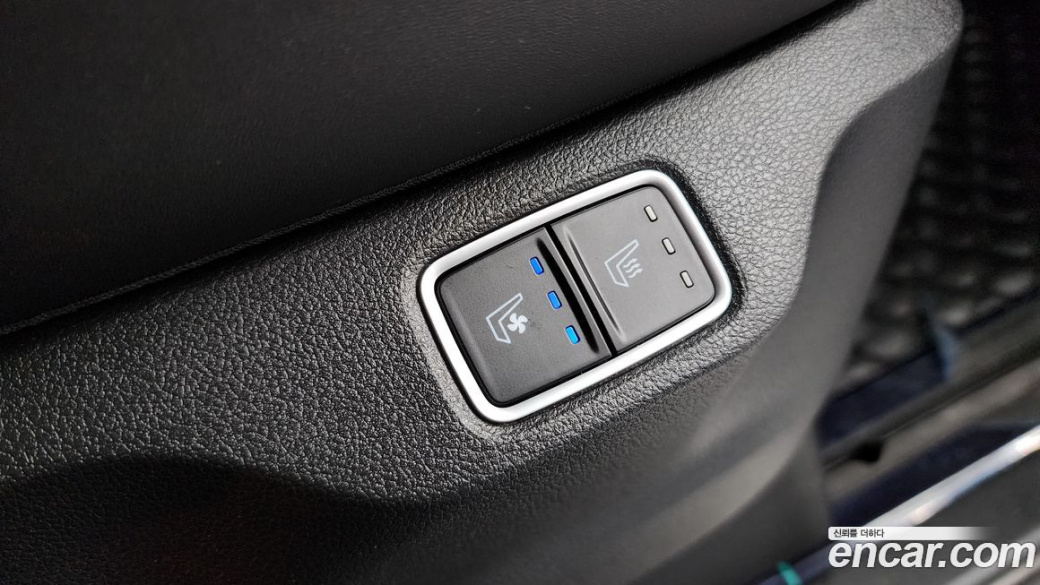 Hyundai Staria 4WD Lounge 7-Seater, 2022